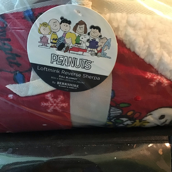 Berkshire Loftmink Red Peanuts Christmas full Reverse Sherpa 80x85 - Picture 1 of 4